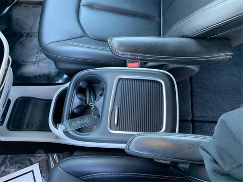 Used 2024 Chrysler Pacifica Touring-L image 14