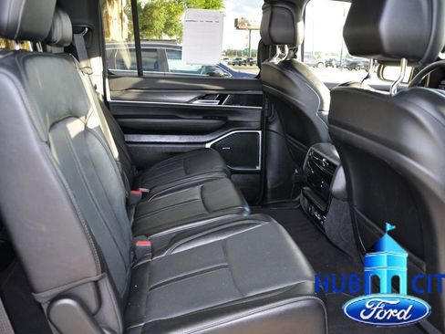 Used 2024 Jeep Wagoneer L Series II image 14