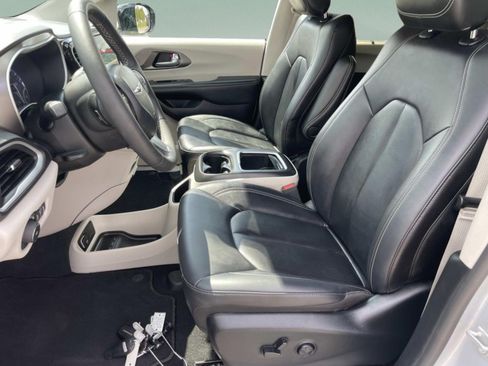 Used 2024 Chrysler Pacifica Touring-L FWD image 25