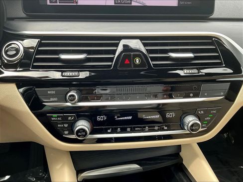 Used 2022 BMW 530e w/ Convenience Package RWD image 17