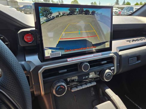 Certified 2025 Toyota Tacoma TRD Off-Road AWD/4WD image 31