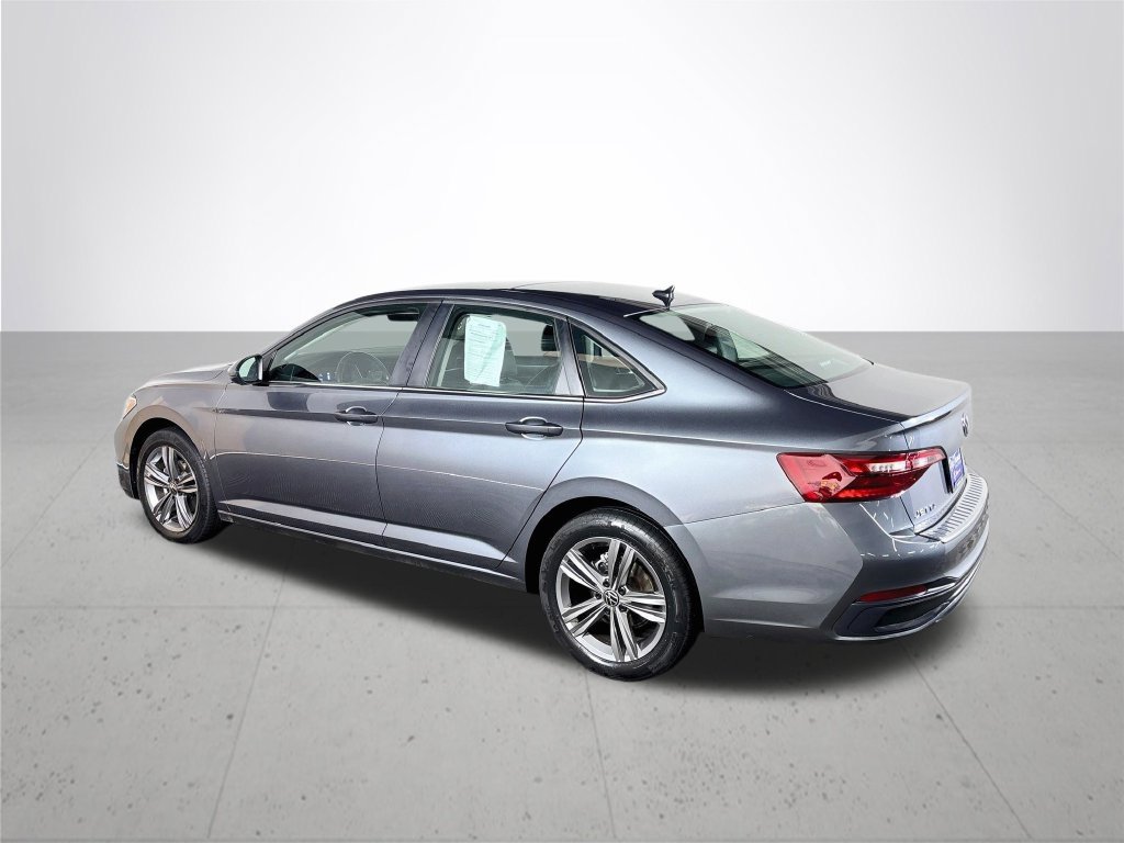 Used 2024 Volkswagen Jetta SE w/ Panoramic Sunroof Package FWD image 9