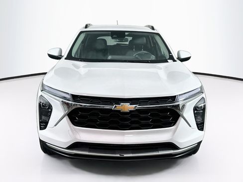 Used 2025 Chevrolet Trax LT FWD image 2