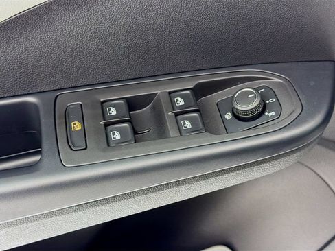 Used 2025 Volkswagen Taos SEL AWD/4WD image 19