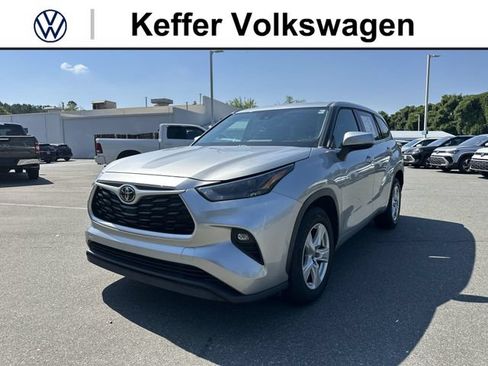 Used 2022 Toyota Highlander LE FWD image 1