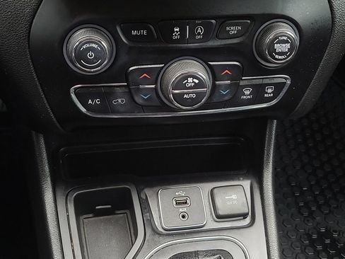 Used 2019 Jeep Cherokee Latitude Plus w/ Comfort/Convenience Group FWD image 33