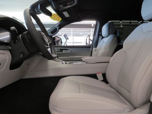 New 2025 Jeep Wagoneer L Series III w/ Premium Group I image 18