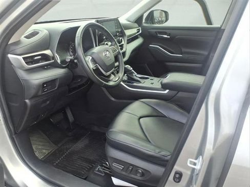 Used 2022 Toyota Highlander XLE image 13