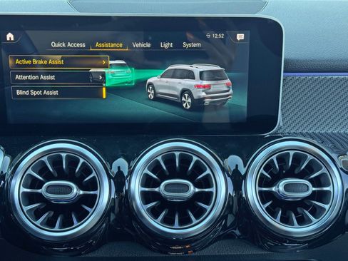 Used 2021 Mercedes-Benz GLB 250 4MATIC image 27