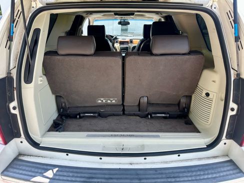Used 2012 Cadillac Escalade Platinum RWD image 14