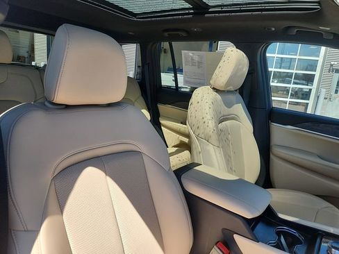 Used 2025 Jeep Grand Cherokee Limited w/ Luxury Tech Group II AWD/4WD image 32