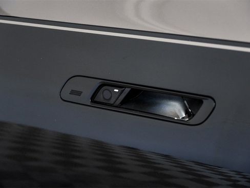 Used 2023 BMW 760i xDrive w/ Executive Package image 40