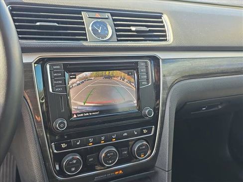 Used 2017 Volkswagen Passat 1.8T SE w/ SE Lighting Package image 12