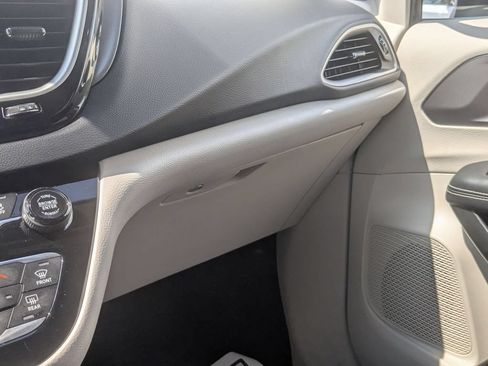 Used 2023 Chrysler Pacifica Touring-L FWD image 23