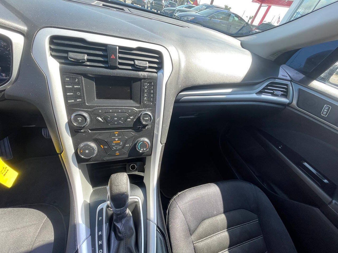 Used 2014 Ford Fusion SE FWD image 2