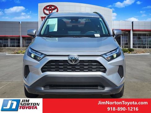 Used 2025 Toyota RAV4 XLE AWD/4WD image 2
