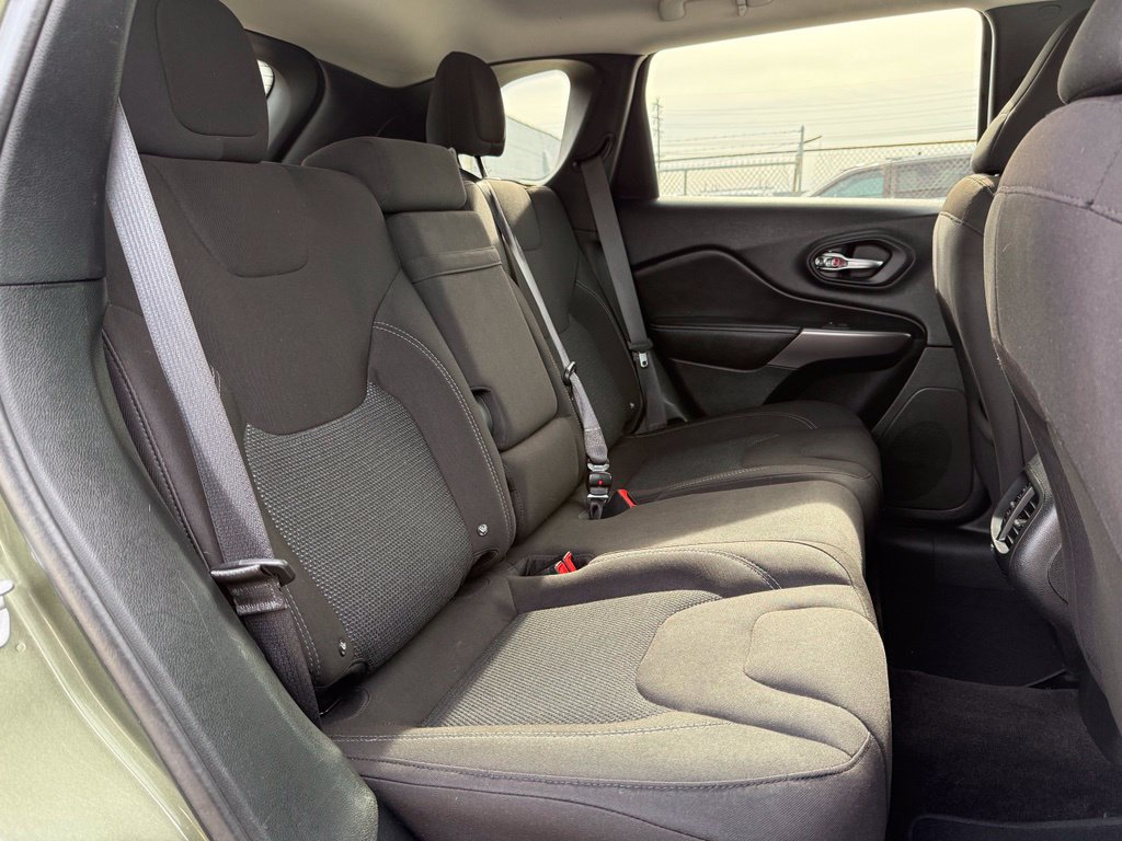 Used 2019 Jeep Cherokee Latitude w/ Cold Weather Group AWD/4WD image 22