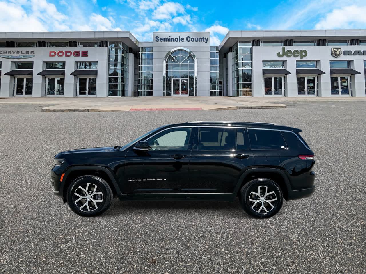 Certified 2024 Jeep Grand Cherokee L Limited w/ Trailer Tow Package AWD/4WD image 4