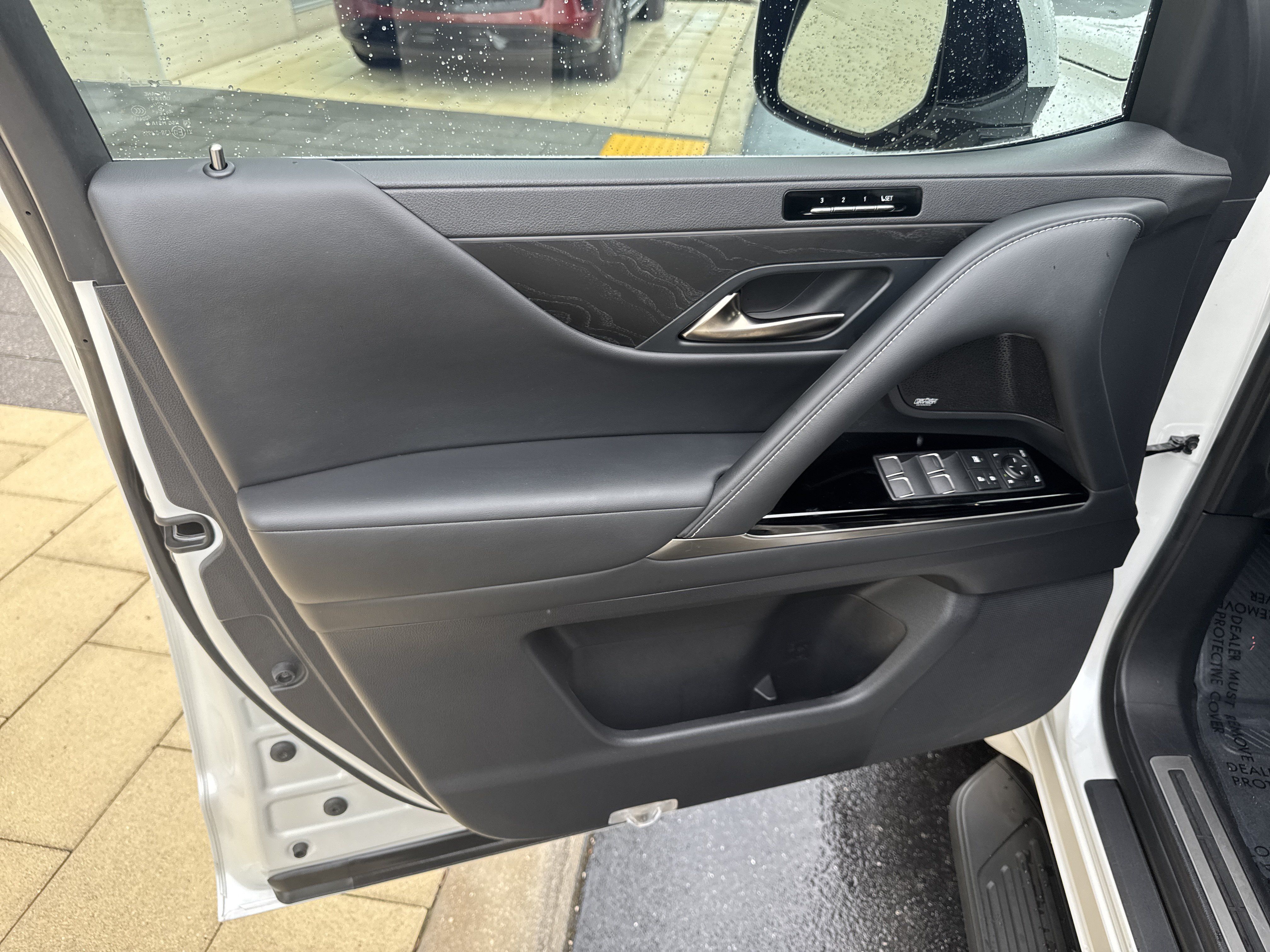 Used 2025 Lexus LX 600 4WD w/ Luxury Package image 21