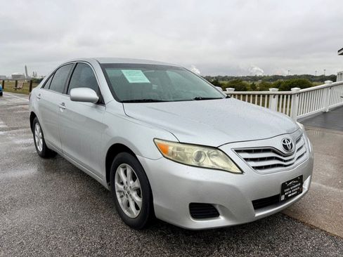 Used 2010 Toyota Camry LE image 3