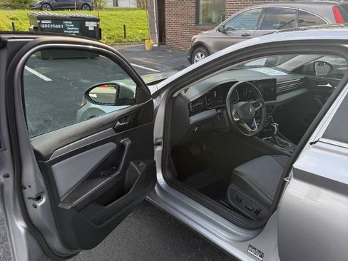 Used 2025 Volkswagen Jetta SE FWD image 14