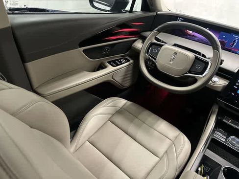 Used 2025 Lincoln Nautilus Premier AWD/4WD image 12