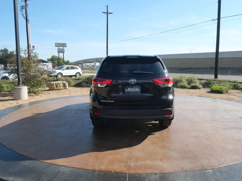 Used 2019 Toyota Highlander LE image 3