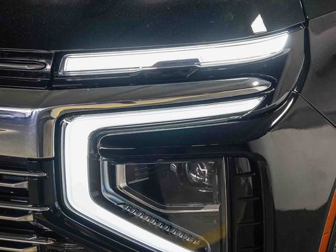Used 2025 Chevrolet Suburban Premier RWD image 4