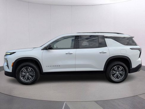Used 2025 Chevrolet Traverse LT AWD/4WD image 2