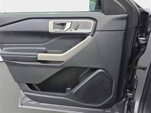 Used 2022 Ford Explorer Limited image 32