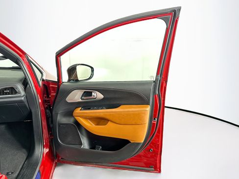 Used 2025 Chrysler Pacifica Pinnacle image 34