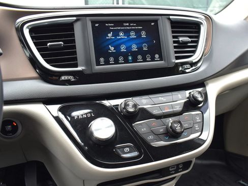 Used 2018 Chrysler Pacifica Touring-L FWD image 58