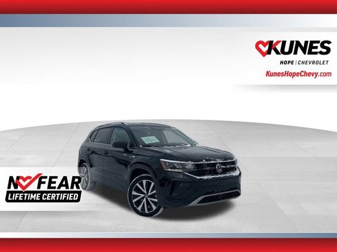 Used 2024 Volkswagen Taos SE image 1