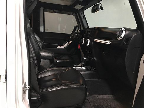 Used 2014 Jeep Wrangler Unlimited Sahara image 13