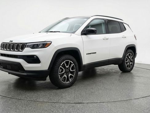 Used 2025 Jeep Compass Trailhawk image 3