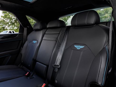 Used 2024 Bentley Bentayga image 26