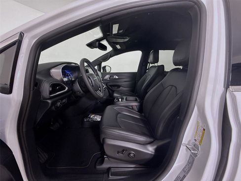 New 2026 Chrysler Pacifica Select image 11