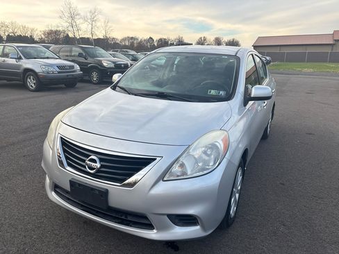 Used 2012 Nissan Versa SV image 2