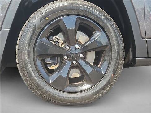 Used 2018 Jeep Cherokee Latitude w/ Altitude Package AWD/4WD image 29