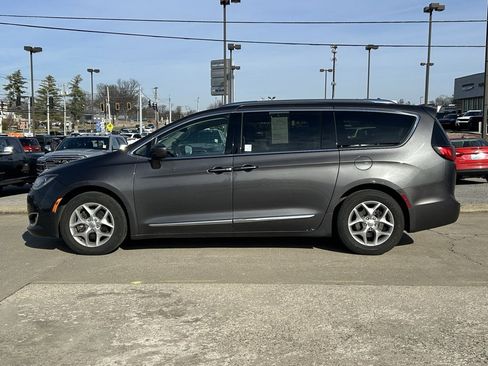 Used 2017 Chrysler Pacifica Touring-L Plus w/ Tire & Wheel Group image 11