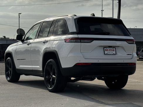 Used 2023 Jeep Grand Cherokee Limited w/ Black Appearance Package image 8