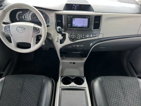 Used 2014 Toyota Sienna SE FWD image 4