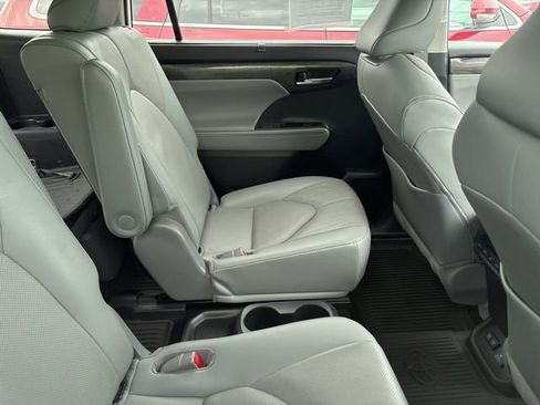 Used 2021 Toyota Highlander Limited AWD/4WD image 8
