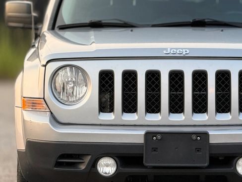 Used 2017 Jeep Patriot Latitude AWD/4WD image 11
