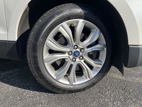 Used 2022 Ford Edge Titanium image 2