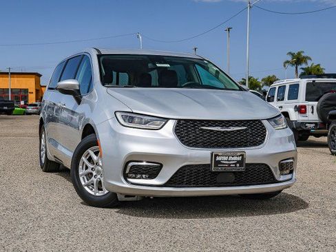 Used 2023 Chrysler Pacifica Touring-L FWD image 1