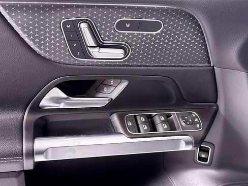 Used 2025 Mercedes-Benz GLB 250 image 23