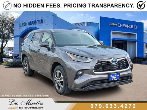 Used 2023 Toyota Highlander XLE FWD image 2