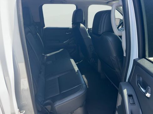 Used 2024 Nissan Frontier SL w/ Technology Package RWD image 14