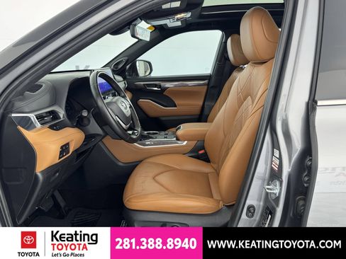 Certified 2025 Toyota Highlander Platinum AWD/4WD image 16